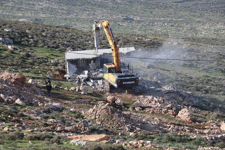الخليل: مستوطنون يحرثون أراضي المواطنين وآخرون يعيدون بناء بؤرة استعمارية في يطا