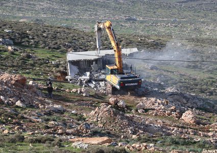 الخليل: مستوطنون يحرثون أراضي المواطنين وآخرون يعيدون بناء بؤرة استعمارية في يطا
