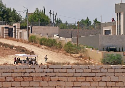 لليوم الثاني عشر: مستوطنون يواصلون حصار منازل في قصرة جنوب نابلس