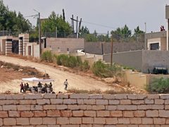 لليوم الثاني عشر: مستوطنون يواصلون حصار منازل في قصرة جنوب نابلس