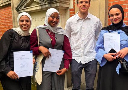 طالبة من قسم اللغة الفرنسية تشارك في دورة لغوية مكثفة في جامعة بروكسل
