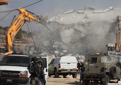 الاحتلال يهدم منزلين في قرية بيرين شرق الخليل