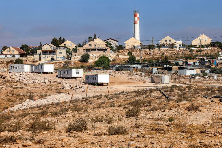 الاحتلال ينقل "كرفانات"إلى البؤرة الاستيطانية المقامة على جبل طاروسا غرب الخليل