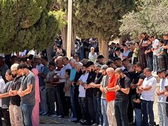 تزامنا مع ذكرى إحراقه الـ 57.. عشرات الآلاف يؤدون صلاة الجمعة في المسجد الأقصى المبارك