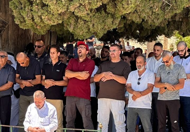 تزامنا مع ذكرى إحراقه الـ 57.. عشرات الآلاف يؤدون صلاة الجمعة في المسجد الأقصى المبارك