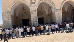 تزامنا مع ذكرى إحراقه الـ 57.. عشرات الآلاف يؤدون صلاة الجمعة في المسجد الأقصى المبارك
