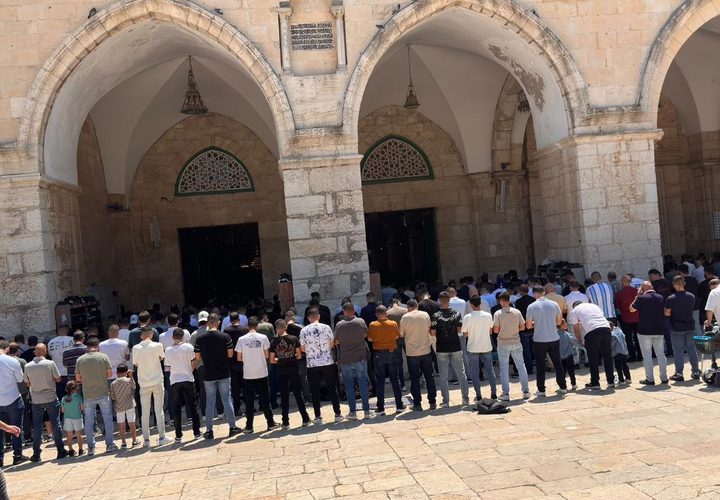 تزامنا مع ذكرى إحراقه الـ 57.. عشرات الآلاف يؤدون صلاة الجمعة في المسجد الأقصى المبارك