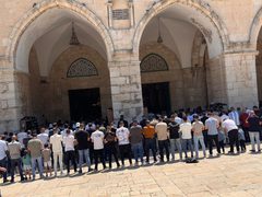 تزامنا مع ذكرى إحراقه الـ 57.. عشرات الآلاف يؤدون صلاة الجمعة في المسجد الأقصى المبارك