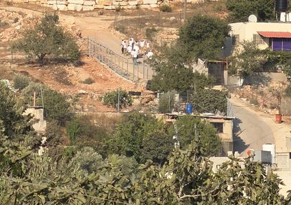 مستوطنون ينفذون جولات استفزازية على أطراف قرية بورين جنوبي نابلس.