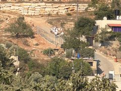 مستوطنون ينفذون جولات استفزازية على أطراف قرية بورين جنوبي نابلس.