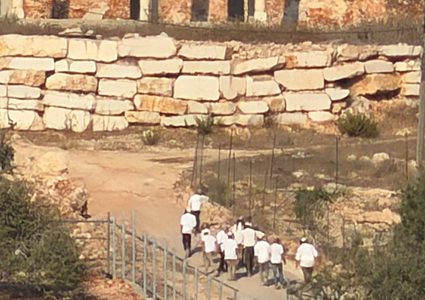 مستوطنون ينفذون جولات استفزازية على أطراف قرية بورين جنوبي نابلس.