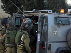 اعتقال شابين ومداهمة منازل في فقوعة شمال شرق جنين