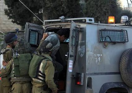 اعتقال شابين ومداهمة منازل في فقوعة شمال شرق جنين