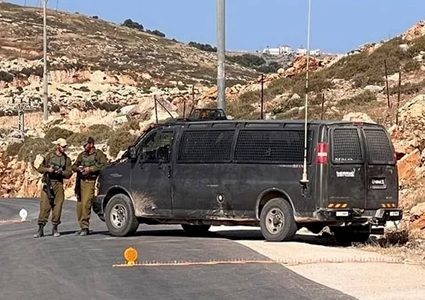 الاحتلال يواصل إغلاق بوابة عين سينيا ويطلق قنابل الغاز على مركبات المواطنين
