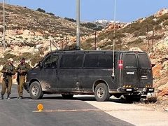 الاحتلال يواصل إغلاق بوابة عين سينيا ويطلق قنابل الغاز على مركبات المواطنين