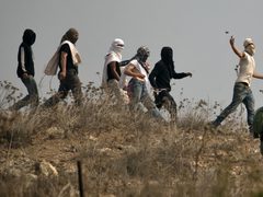 مسوطنون يقتحمون محيط منازل المواطنين في برقا شرق رام الله
