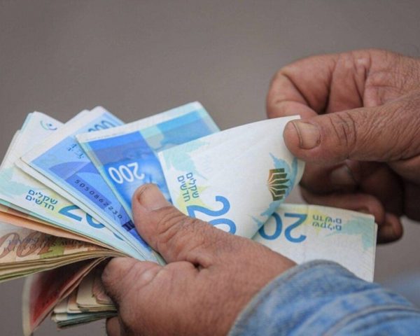 المالية: صرف رواتب الموظفين عن شهر أيار اليوم بنسبة 50% وبحد أدنى 2000 شيكل