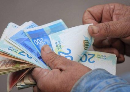 المالية: صرف رواتب الموظفين عن شهر أيار اليوم بنسبة 50% وبحد أدنى 2000 شيكل