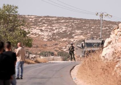الاحتلال يحتجز وينكل بثلاثة شبان على مدخل قرية المغير