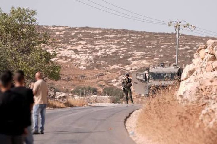 الاحتلال يحتجز وينكل بثلاثة شبان على مدخل قرية المغير