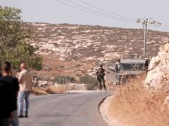 الاحتلال يحتجز وينكل بثلاثة شبان على مدخل قرية المغير