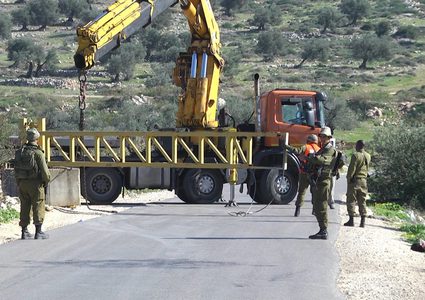 الاحتلال يغلق مدخل المغير شرق رام الله وينكل بمواطنين