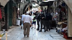 الاحتلال يقتحم سوق القطانين ويمنع حفل تخريج ويعتقل 4 مواطنين