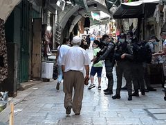 الاحتلال يقتحم سوق القطانين ويمنع حفل تخريج ويعتقل 4 مواطنين