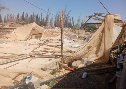 قوات الاحتلال تجبر المواطن أنور فقهاء على هدم منشآت زراعية له في عين البيضاء بالأغوار الشمالية.