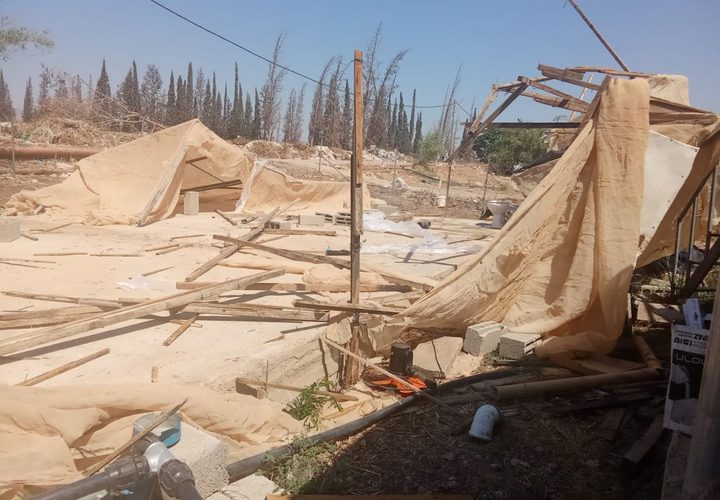 قوات الاحتلال تجبر المواطن أنور فقهاء على هدم منشآت زراعية له في عين البيضاء بالأغوار الشمالية.