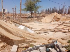 قوات الاحتلال تجبر المواطن أنور فقهاء على هدم منشآت زراعية له في عين البيضاء بالأغوار الشمالية.