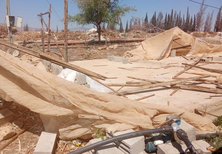 قوات الاحتلال تجبر المواطن أنور فقهاء على هدم منشآت زراعية له في عين البيضاء بالأغوار الشمالية.