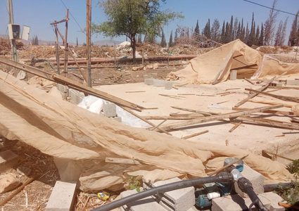 قوات الاحتلال تجبر المواطن أنور فقهاء على هدم منشآت زراعية له في عين البيضاء بالأغوار الشمالية.