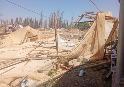 قوات الاحتلال تجبر المواطن أنور فقهاء على هدم منشآت زراعية له في عين البيضاء بالأغوار الشمالية.