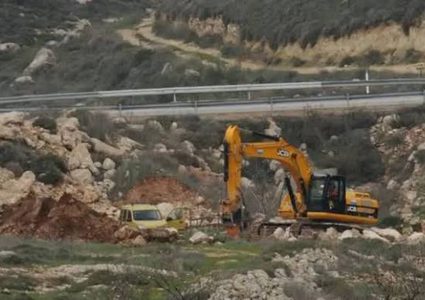 مستوطنون يشقّون طريقا استيطانيا شمال غرب القدس