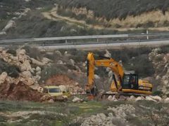 مستوطنون يشقّون طريقا استيطانيا شمال غرب القدس
