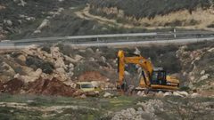 مستوطنون يشقّون طريقا استيطانيا شمال غرب القدس