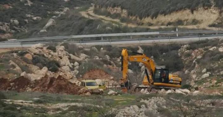 مستوطنون يشقّون طريقا استيطانيا شمال غرب القدس