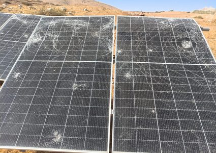 مستوطنون يعتدون على خلايا طاقة شمسية شرق طمون