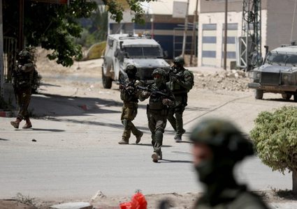 الاحتلال يقتحم بلدات شمال وشرق طولكرم ويعتقل شابا ويستجوب مواطنين
