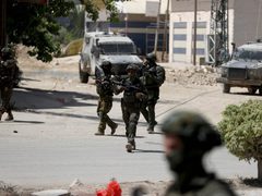 الاحتلال يقتحم بلدات شمال وشرق طولكرم ويعتقل شابا ويستجوب مواطنين