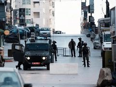 الاحتلال يقتحم مخيم قلنديا وكفر عقب ويشرع باخلاء مجمع للأونروا
