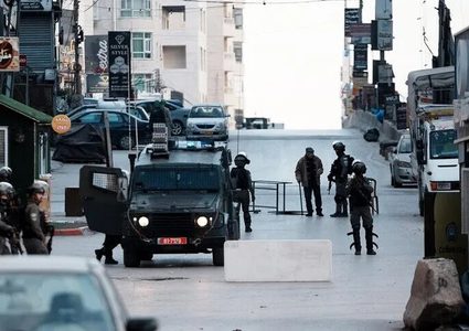 الاحتلال يقتحم مخيم قلنديا وكفر عقب ويشرع باخلاء مجمع للأونروا