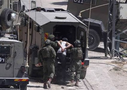 قوات الاحتلال تعتقل شابا من جلقموس وتحتجز أسرى محررين شرق جنين