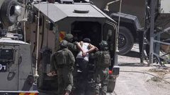 قوات الاحتلال تعتقل شابا من جلقموس وتحتجز أسرى محررين شرق جنين