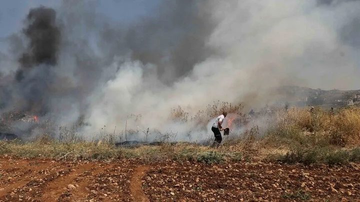 مستوطنون يمنعون طواقم الإطفاء من الوصول إلى حريق شرق ترمسعيا