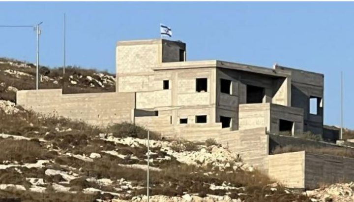 مستوطنون يدمرون محتويات منزل قيد الإنشاء في دير أبو ضعيف شرق جنين
