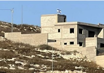 مستوطنون يدمرون محتويات منزل قيد الإنشاء في دير أبو ضعيف شرق جنين