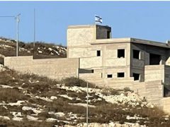 مستوطنون يدمرون محتويات منزل قيد الإنشاء في دير أبو ضعيف شرق جنين