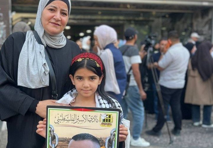 وقفة لأهالي الأسرى وسط مدينة نابلس للمطالبة باسترداد جثامين الشهداء المحتجزة لدى الاحتلال، وتأكيد التضامن مع الأسرى وحقوقهم.
